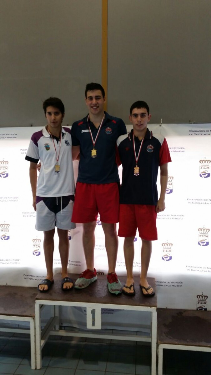 Carlos Martín Mena, plata en 200 mariposa y bronce en 100 mariposa, en el Campeonato Regional