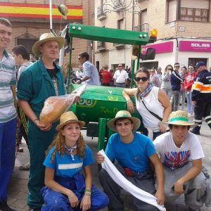 LOS JÓVENES DE BARGAS SE DIVIERTEN EN LA CARRERA DE AUTOS LOCOS DURANTE LAS FIESTAS POPULARES