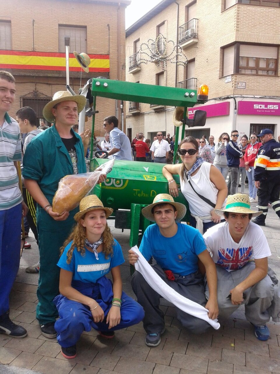 LOS JÓVENES DE BARGAS SE DIVIERTEN EN LA CARRERA DE AUTOS LOCOS DURANTE LAS FIESTAS POPULARES