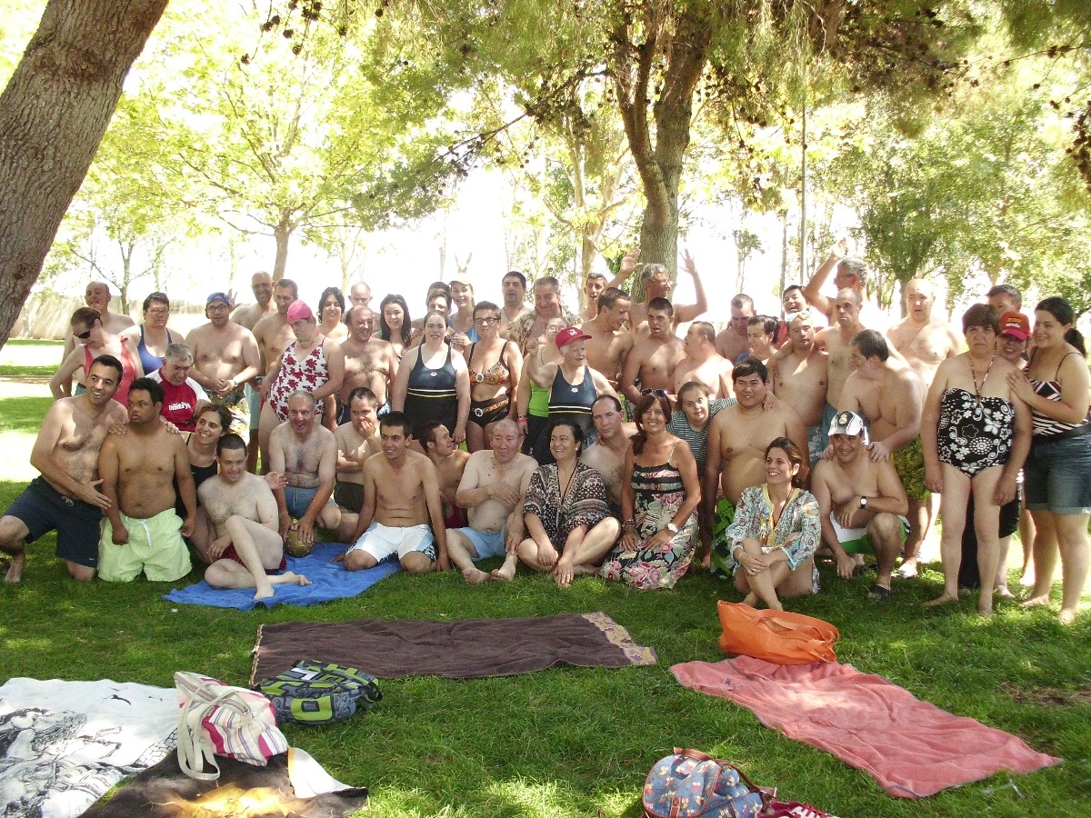 Ayer martes día 15 de julio, nos reunimos los Centros Ocupacionales de Ocaña, La Guardía, Villacañas y Bargas, realizando una actividad de piscina con todos los chicos.