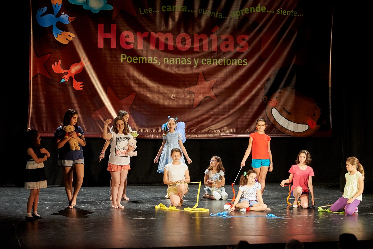 GRAN ACOGIDA DE PÚBLICO EN LA PRESENTACIÓN DEL LIBRO HERMONÍAS EN BARGAS