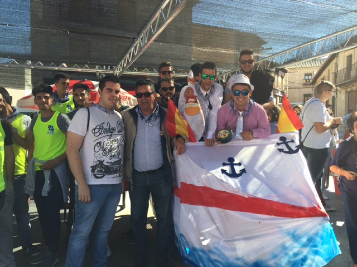 LOS JÓVENES DE BARGAS SE DIVIERTEN EN LA CARRERA DE AUTOS LOCOS DURANTE LAS FIESTAS POPULARES