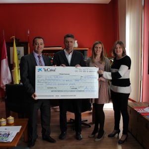 El Ayuntamiento de Bargas recibe un cheque por parte de la Obra Social de La Caixa