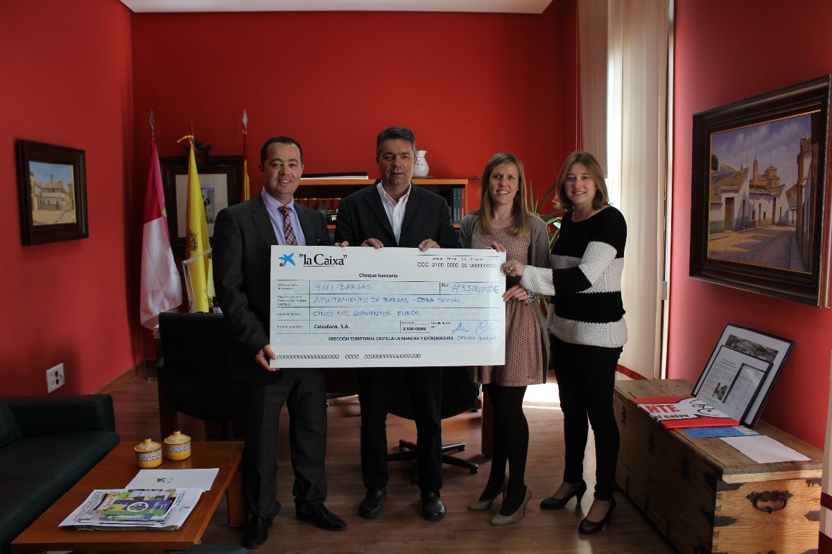 El Ayuntamiento de Bargas recibe un cheque por parte de la Obra Social de La Caixa