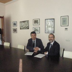 Firma de convenio de colaboración entre el Ayuntamiento de Bargas y el parque comercial Abadía.