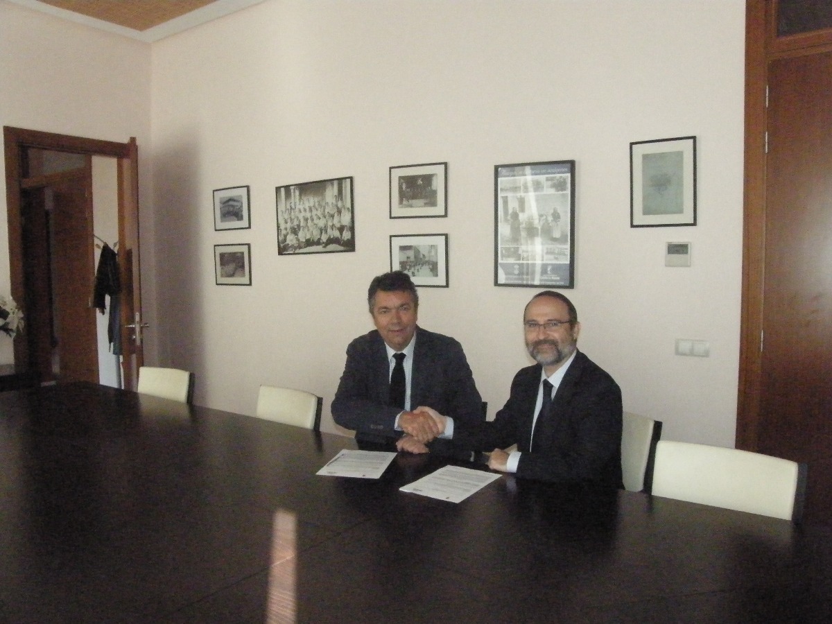 Firma de convenio de colaboración entre el Ayuntamiento de Bargas y el parque comercial Abadía.