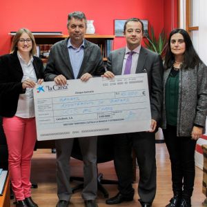 El Ayuntamiento de Bargas recibe un cheque por parte de la Obra Social La Caixa