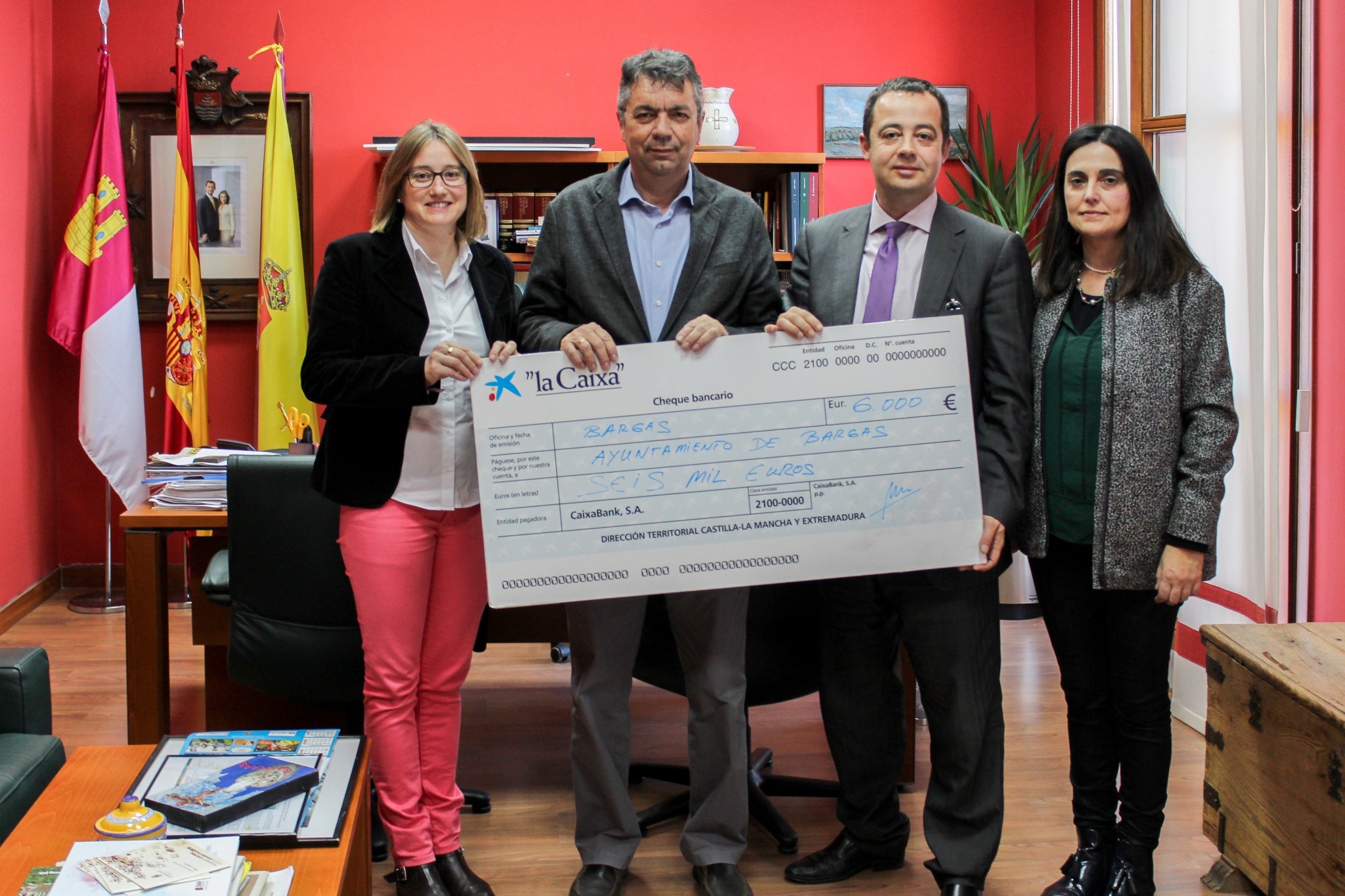 El Ayuntamiento de Bargas recibe un cheque por parte de la Obra Social La Caixa