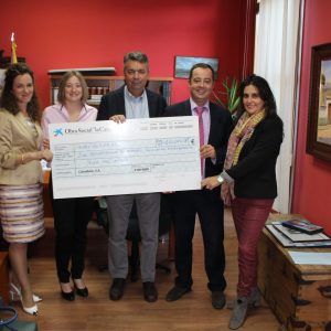 El Ayuntamiento de Bargas recibe un cheque por parte de la Obra Social de La Caixa