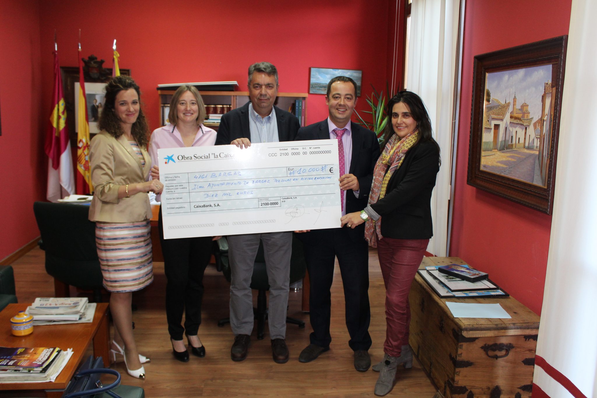 El Ayuntamiento de Bargas recibe un cheque por parte de la Obra Social de La Caixa