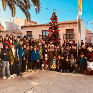 Los escolares de Bargas participan en la colocación y adornos del árbol de Navidad