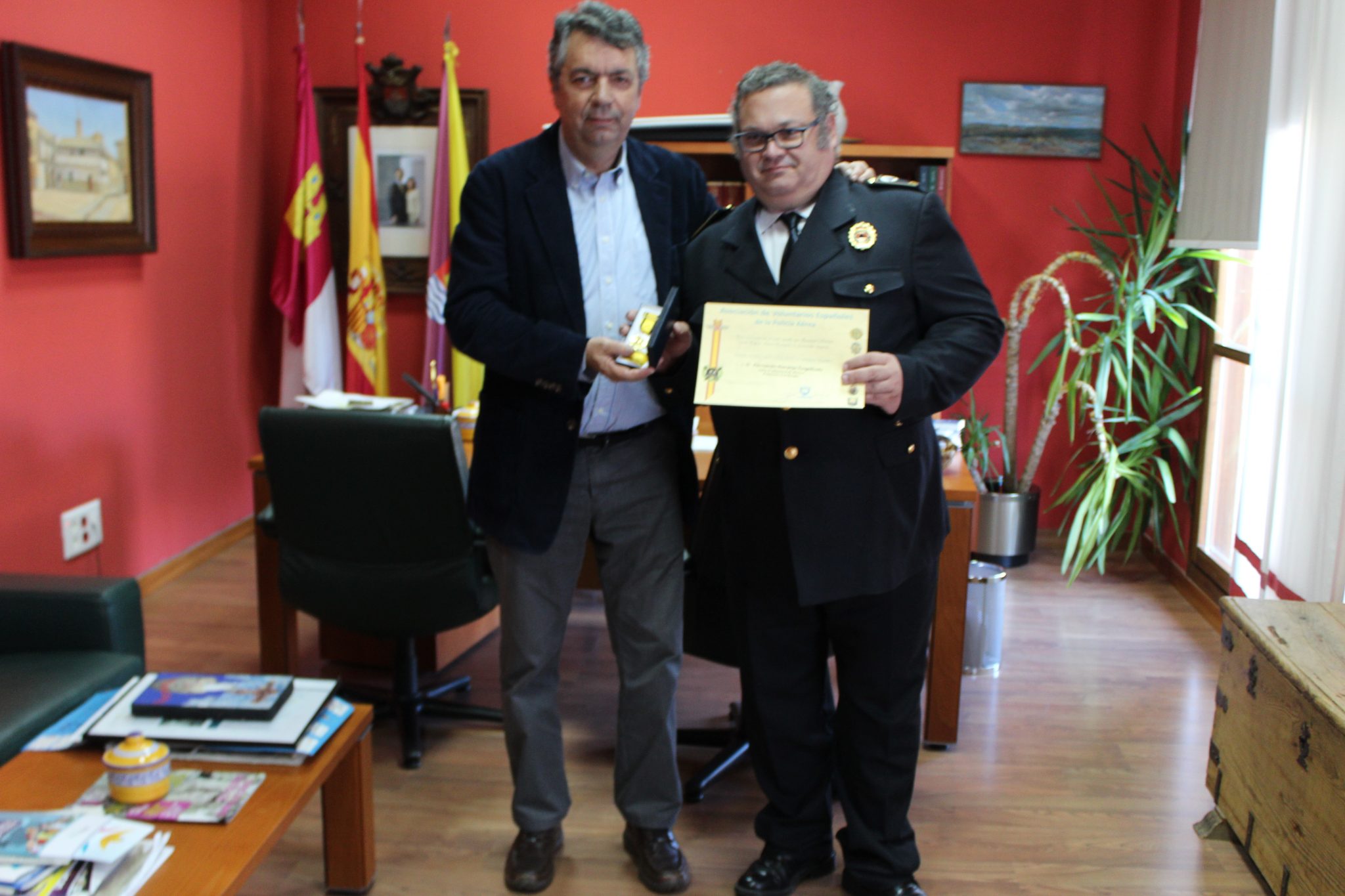 Distinción de Honor a un miembro de los Voluntarios de Protección Civil de Bargas.
