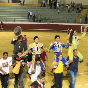 Indultado toro y salida por la puerta grande de los diestros David Mora, Juan del Álamo y Jesús Enrique Colombo, en la espectacular corrida de toros celebrada en Bargas con motivo de sus fiestas populares.