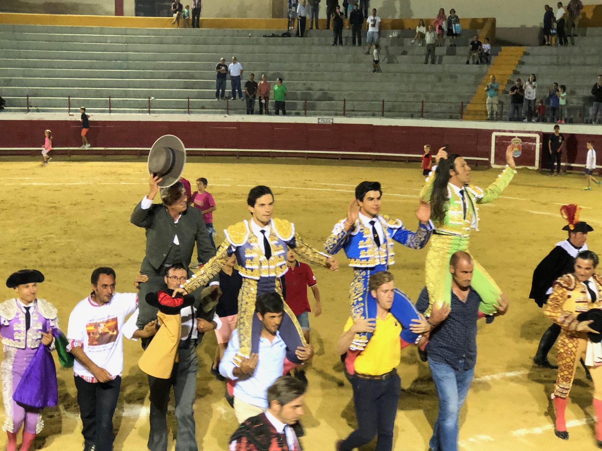 Indultado toro y salida por la puerta grande de los diestros David Mora, Juan del Álamo y Jesús Enrique Colombo, en la espectacular corrida de toros celebrada en Bargas con motivo de sus fiestas populares.