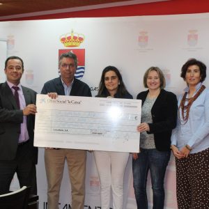 El Ayuntamiento de Bargas recibe un cheque por parte de la Obra Social «La Caixa»