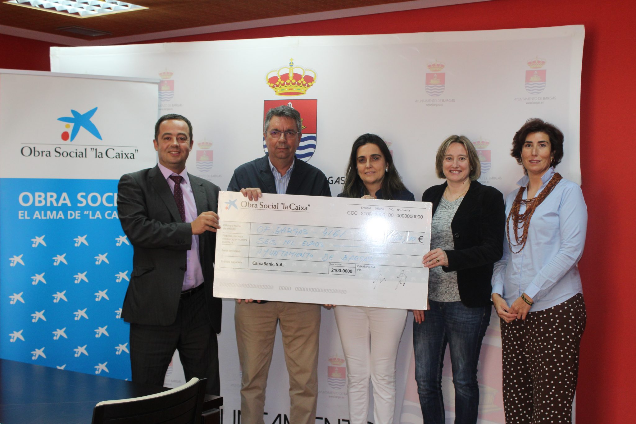 El Ayuntamiento de Bargas recibe un cheque por parte de la Obra Social «La Caixa»