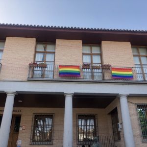 La bandera LGTBI ondea en el Ayuntamiento de Bargas