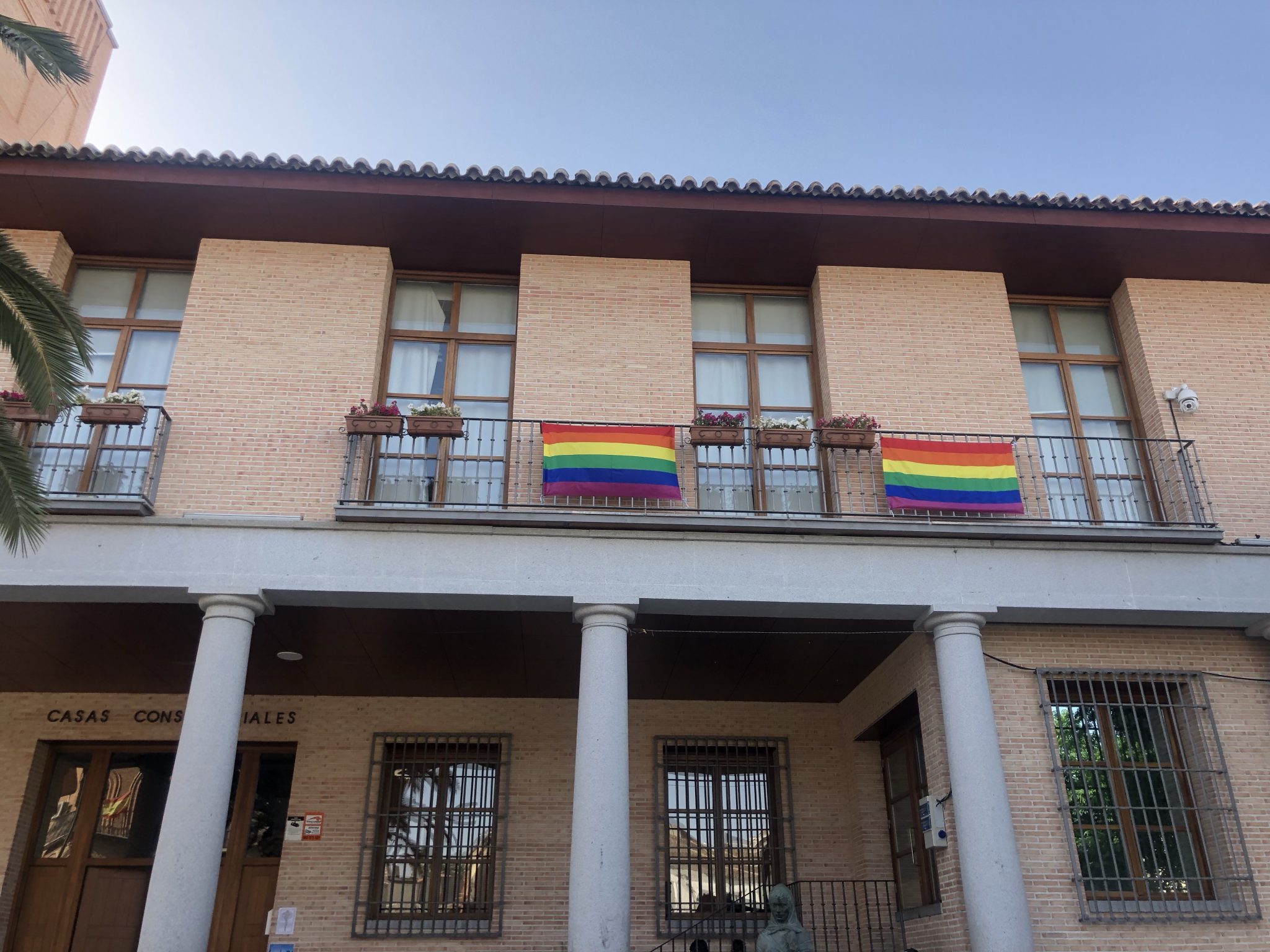 La bandera LGTBI ondea en el Ayuntamiento de Bargas