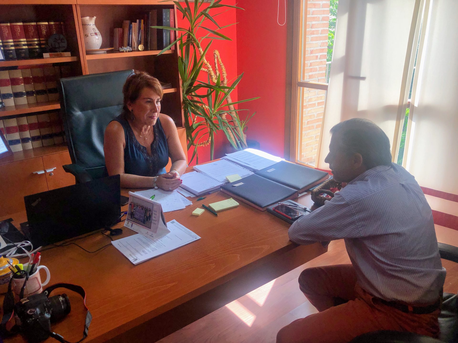 Isabel Tornero Restoy, Alcaldesa de Bargas, se reúne con el Director General de Puy Du Fou