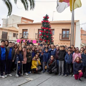 Los y las escolares de Bargas participan, un año más, en la colocación y adornos del Árbol de Navidad