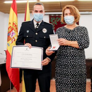 La Alcaldesa de Bargas hace entrega de los reconocimientos otorgados al Jefe de la Policía Local de Bargas