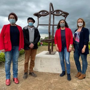 Cesáreo “Peñuelas”, vecino de Bargas, dona una de sus obras escultóricas al municipio