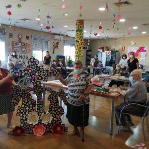 Los abuelos y abuelas del Centro de Día homenajean al Stmo. Cristo de la Sala.