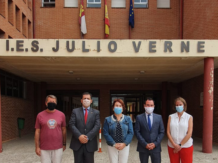 La Alcaldesa junto al Delegado Provincial de Educación y Deportes y el Delegado de la JCCM en Toledo, visitan el IES Julio Verne