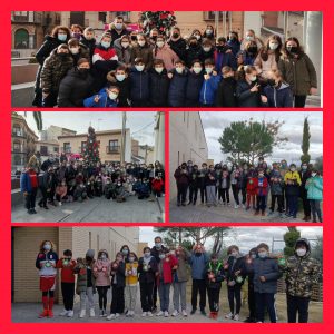 Los escolares de los centros educativos de la localidad han adornado el Árbol de Navidad del Ayuntamiento