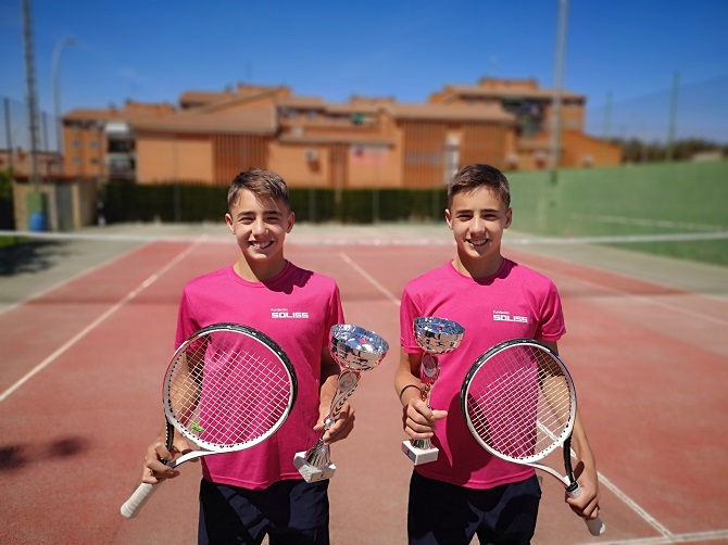 Los hermanos Carrascosa, vecinos de Bargas, se proclamaron de nuevo campeones regionales de tenis