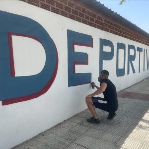 Se inició el decorado, con graffiti, de la fachada del campo de fútbol.