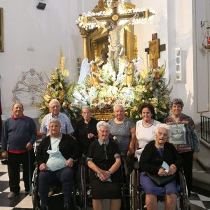 Los abuelos del Centro de Día visitan al Stmo. Cristo de la Sala.