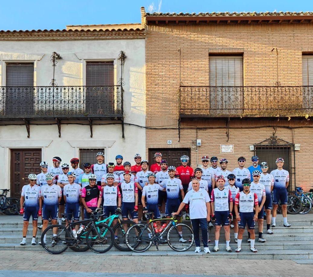 En la mañana de hoy, la peña ciclista Bargas junto con el concejal de deportes, han participado en Toledo en el homenaje a Federico Martín Bahamontes en el 95 aniversario de su nacimiento.