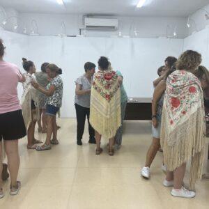 Clausura del taller de puesta del mantón del traje de bargueña