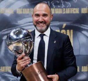 Chus Mateo, entrenador de baloncesto del Real Madrid y vecino de Bargas, ha conquistado el título de Liga ACB por segunda vez consecutiva. Un logro impresionante, que demuestra su habilidad y dedicación como entrenador