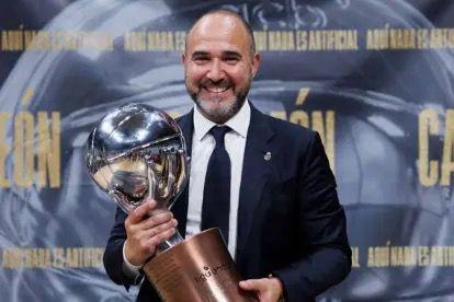 Chus Mateo, entrenador de baloncesto del Real Madrid y vecino de Bargas, ha conquistado el título de Liga ACB por segunda vez consecutiva. Un logro impresionante, que demuestra su habilidad y dedicación como entrenador