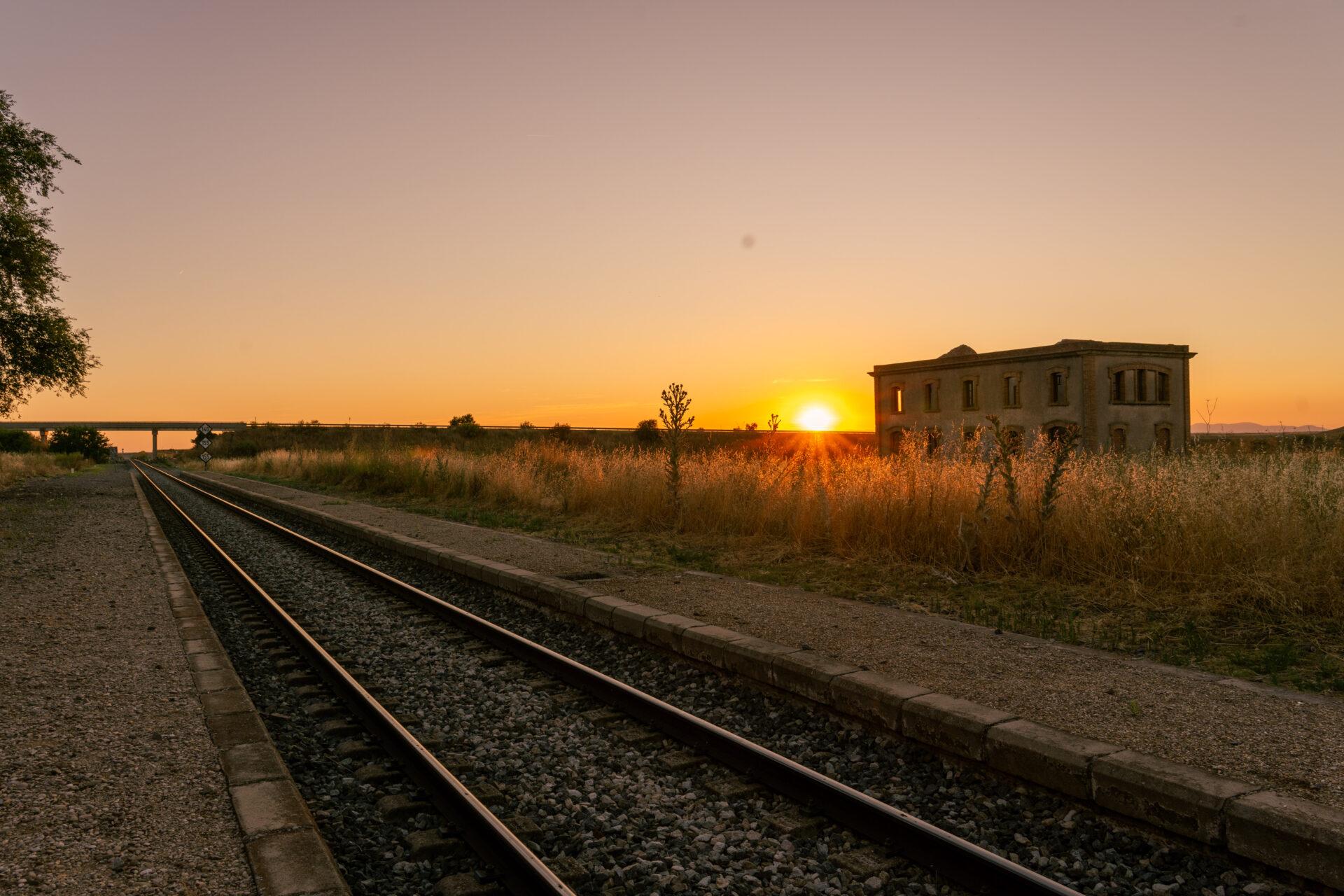 51-Atardecer sobre raíles