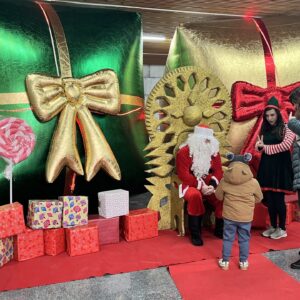 Papá Noel y sus ayudantes, hacen una parada especial en Bargas para recoger las cartas de los más pequeños