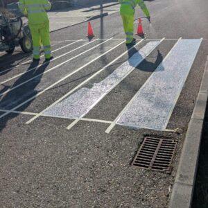 El Ayuntamiento de Bargas inicia trabajos de pintura de viales en varias urbanizaciones del municipio