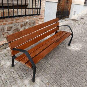 Mantenimiento y mejora del mobiliario urbano del municipio