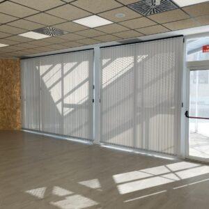 Colocación de estores en el Centro Cívico “Luis Miguel Seguí Pantoja”