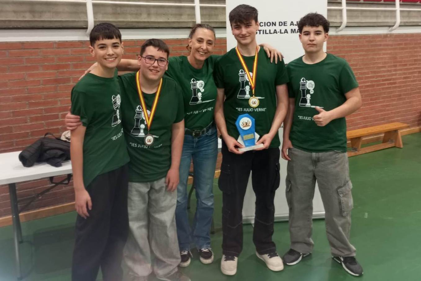 FOTO CON EL TROFEO (I)