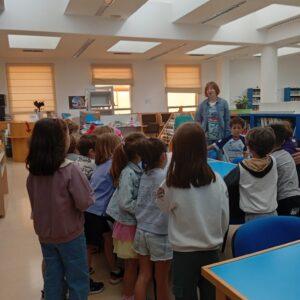 El CEIP Pintor Tomás Camarero visita la Biblioteca P. M. 