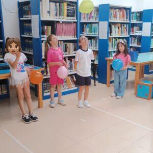El club de lectura infantil de Bargas cierra el curso con un tablero de juego gigante