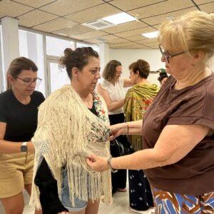 Bargas mantiene viva una de sus tradiciones más emblemáticas con el curso de colocación del mantón de Manila.