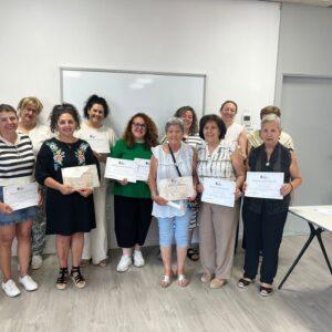 Clausura del curso intensivo para aprender a poner el mantón del traje de Bargueña.
