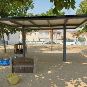 La Escuela Infantil «Gloria Fuertes» estrena una nueva pérgola en su patio exterior.