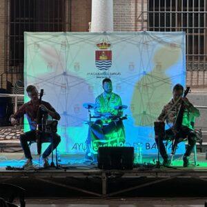 La Plaza de la Constitución vibró con «Aquellos maravillosos años»