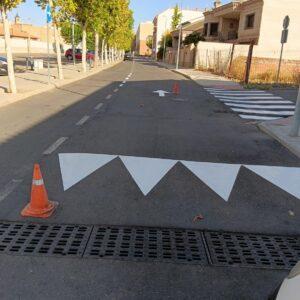 El Ayuntamiento de Bargas refuerza el mantenimiento y la seguridad en las calles del municipio, con trabajos de limpieza de rejillas e imbornales y con la mejora de la señalización vial en diferentes ubicaciones del municipio.