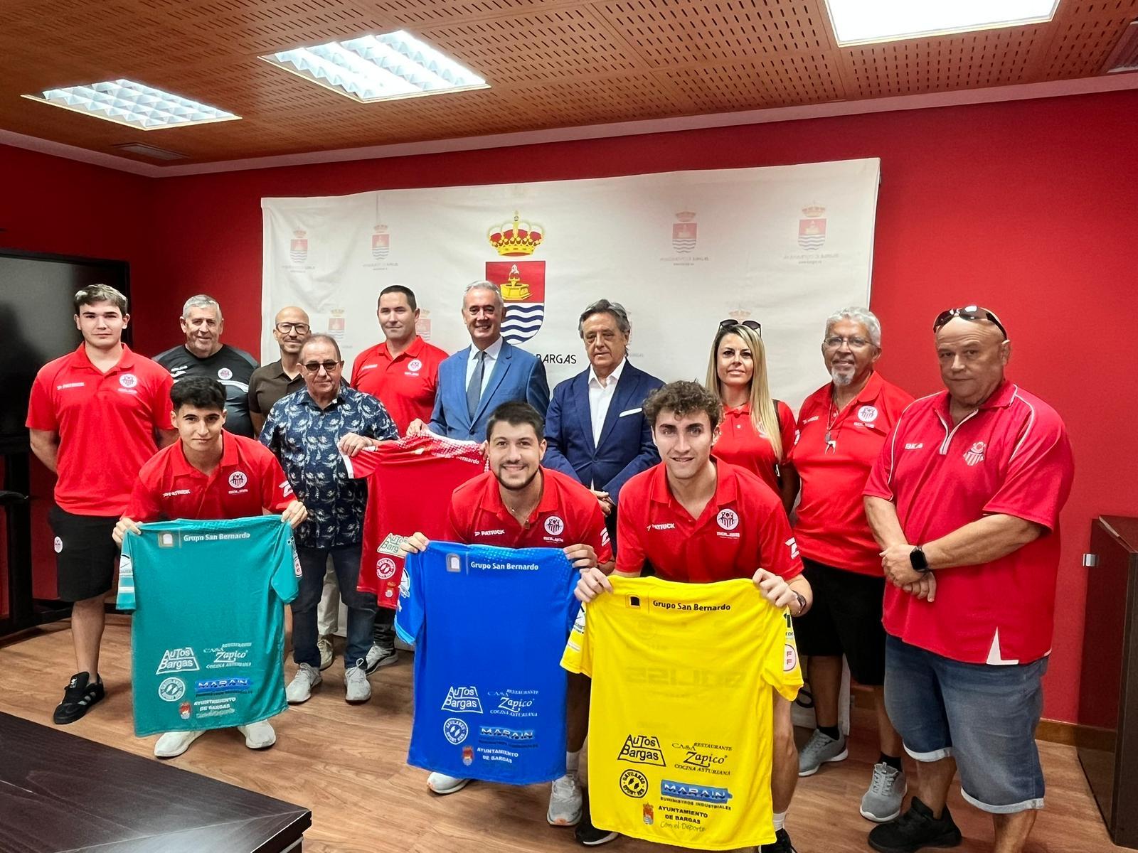 El AD Bargas presenta en el Ayuntamiento sus nuevas equipaciones para la temporada.